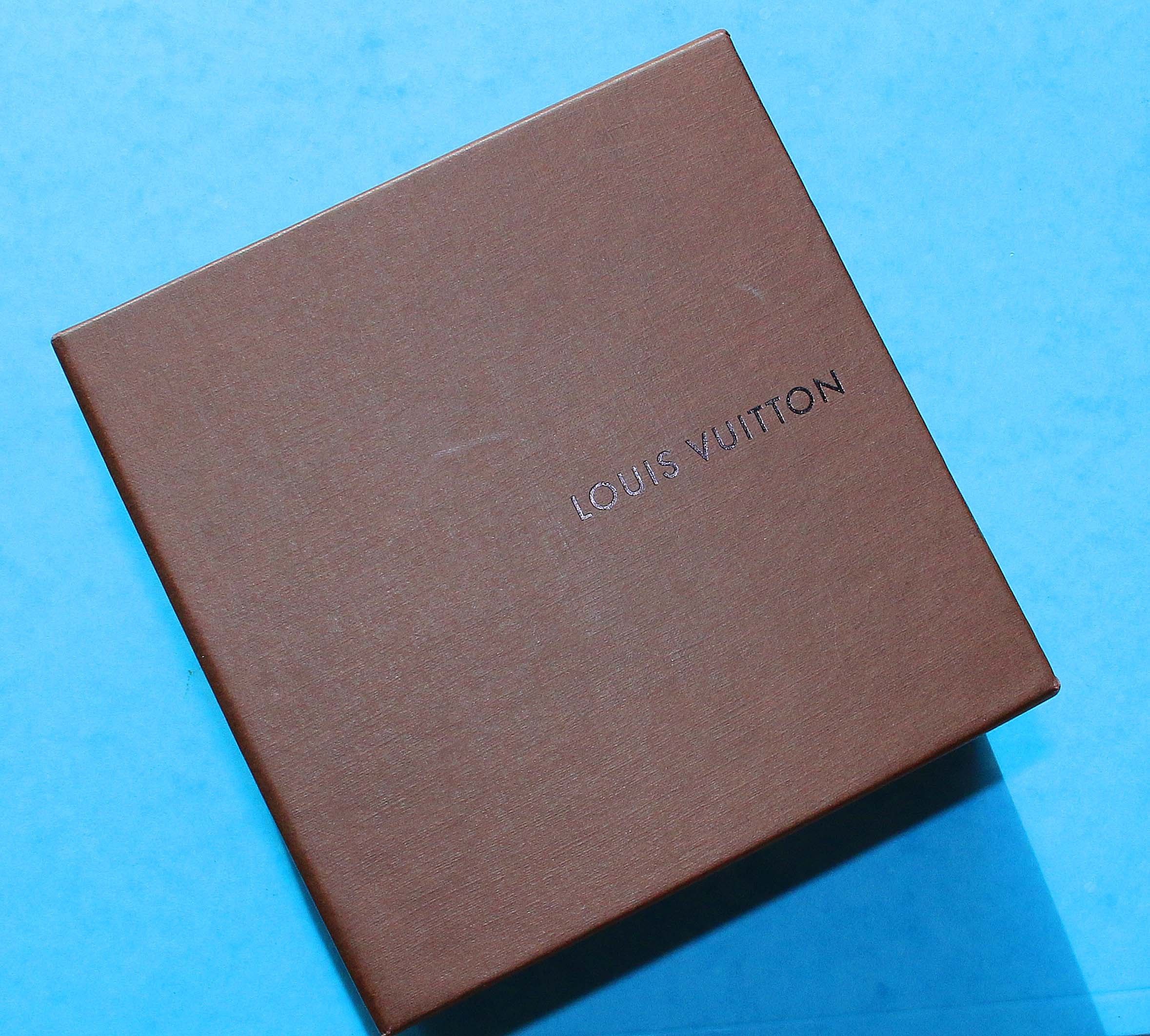 Boîte à bijoux Louis Vuitton Boite à bijoux en toile monogram marron -  Isv-onlineShops - LOUIS VUITTON X SUPREME KEEPALL BANDOULIERE EPI 55 BLACK
