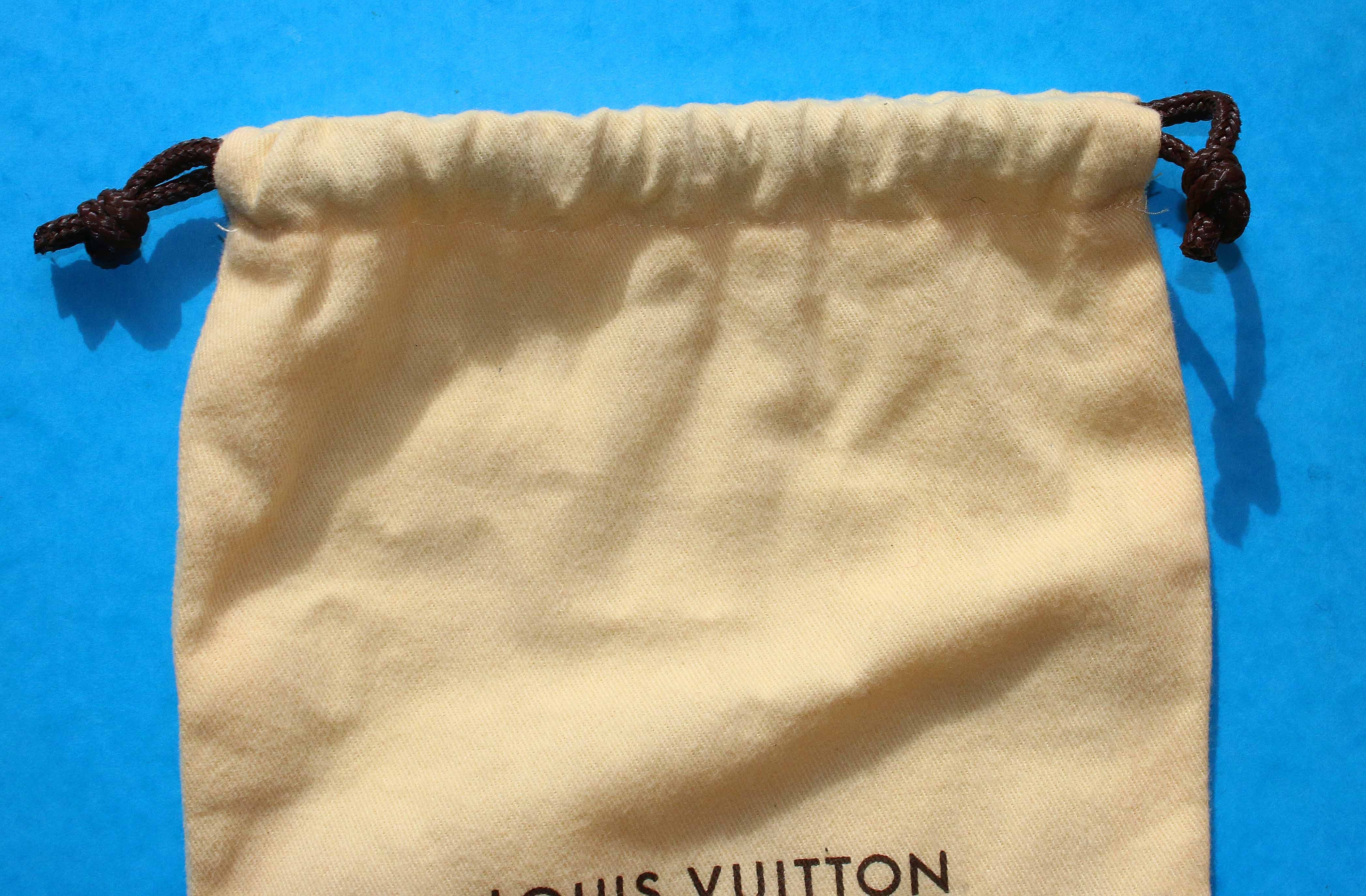Boîte à bijoux Louis Vuitton Boite à bijoux en toile monogram marron -  Isv-onlineShops - LOUIS VUITTON X SUPREME KEEPALL BANDOULIERE EPI 55 BLACK